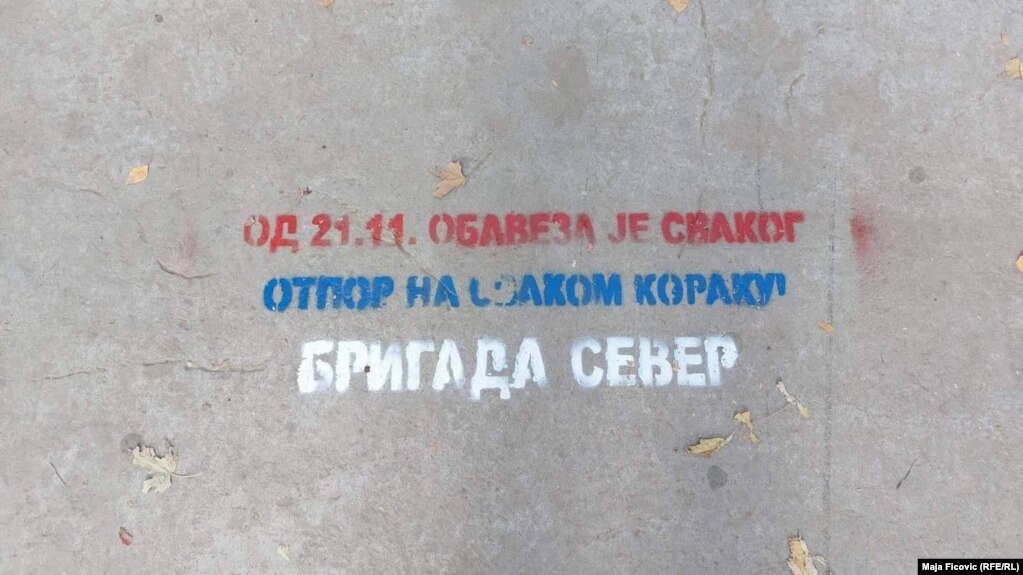 Grafit në Mitrovicë të Veriut që bën thirrje për "rezistencë" ndaj vendimit të Qeverisë së Kosovës për targat.