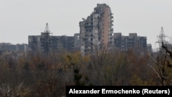 Вид на будівлі пошкоджені російськими обстрілами в тимчасово окупованому Маріуполі. Україна, 9 листопада 2022