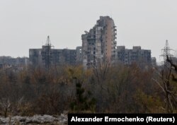 Вид на будівлі, пошкоджені російськими обстрілами в нині окупованому Маріуполі. Україна, 9 листопада 2022 року