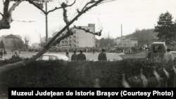Una din puținele imagini cu revolta muncitorilor de la Brașov din 1987. În depărtare, mii de muncitori ieșiți în stradă se îndreaptă către sediul județean al Partidului Comunist Român din Brașov.
