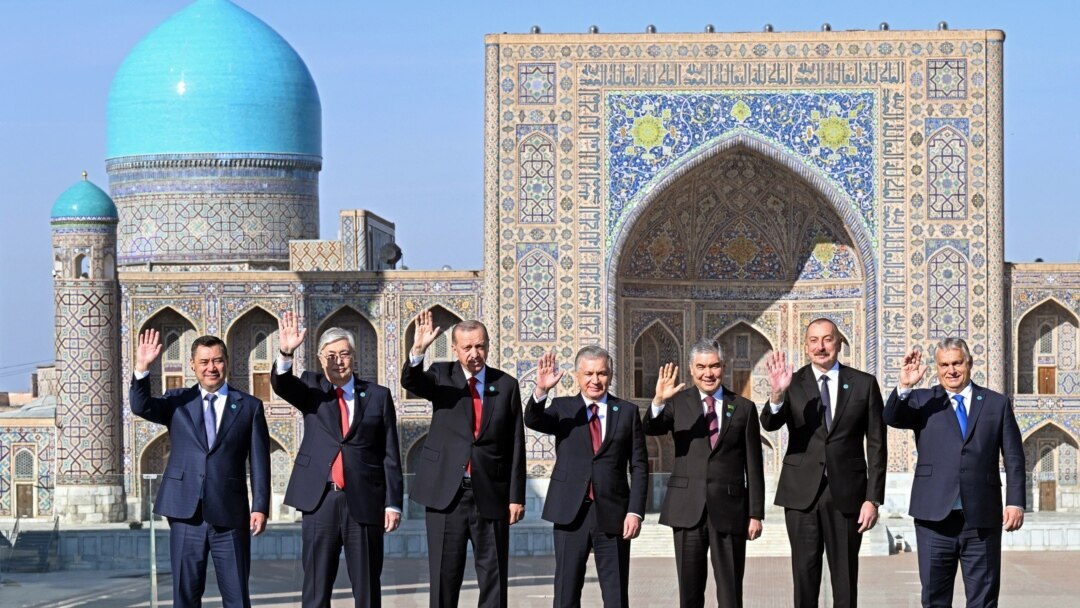 Бикини мен шұлық киген кеуделі қыздар