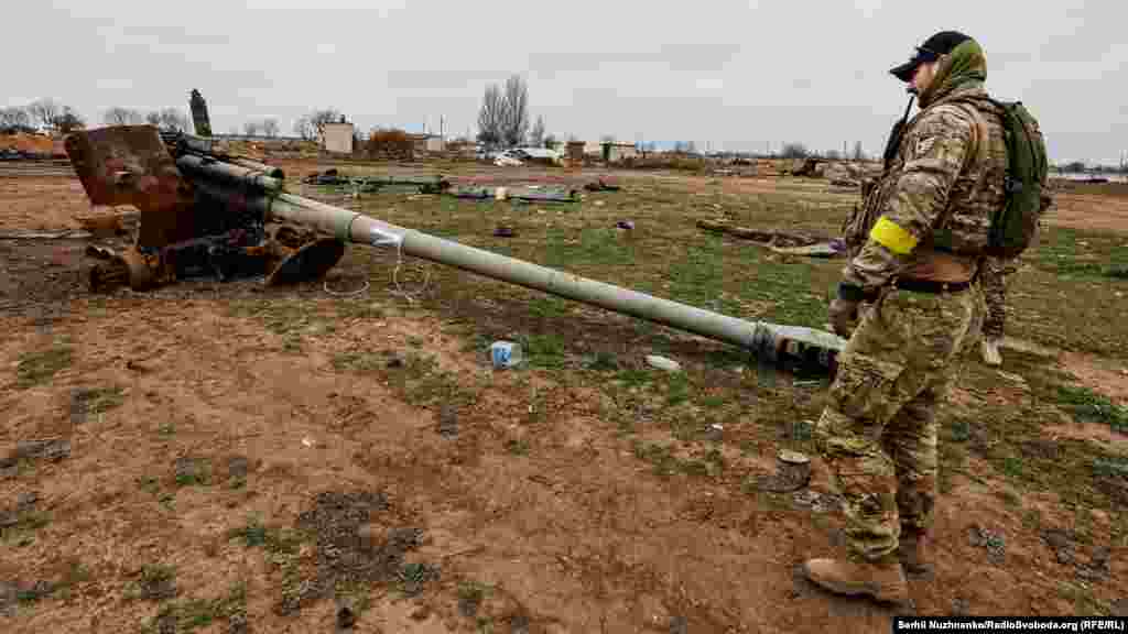 Turela unui obuzier autopropulsat la aeroportul din Herson, care e situat în Ciornobaivka, în partea partea de nord-vest a orașului.&nbsp;