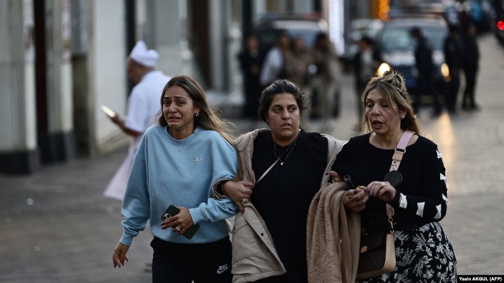 Disa qytetare në Stamboll pas sulmit të 13 nëntorit në Sheshin Taksim.