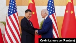 Președintele american Joe Biden și cel chinez Xi Jinping, la debutul întrevederii pe care o au, luni, în Bali, Indonezia, cu ocazia Summit-ului G20.