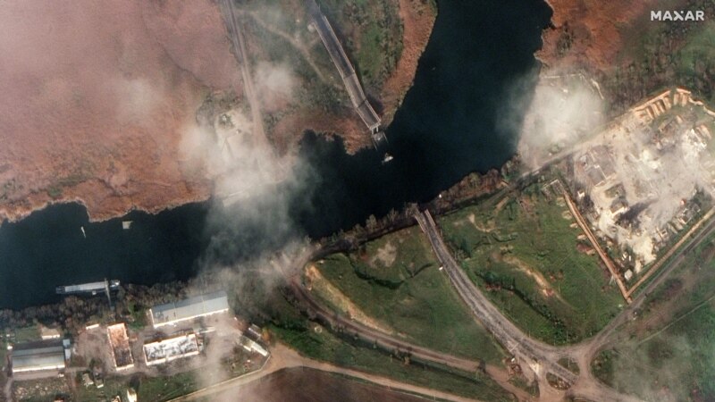 Satelitski snimci srušenih mostova i brane kod Hersona
