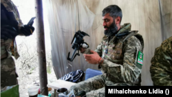 Боец воюющего на стороне Украины ичкерийского батальона (ОБОН) Георгий Ахалая готовит дрон к полету.