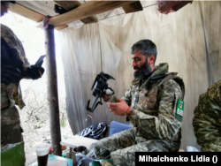 Georgij Ahalaja, az Ukrajna oldalán harcoló icskériai zászlóalj harcosa egy drónt készít elő a repüléshez
