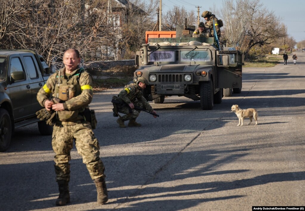 Forcat ukrainase në një rrugë në Snihurivka &quot;Njerëzit ofruan ushqim të ngrohtë për ushtrinë&quot; ndërsa ushtarët po hynin në qytet, tha Dubchak. &quot;Pashë ushtarë që qanin, gjithashtu.&quot; &nbsp;