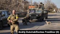 Trupat ukrainase duke rimarrë qytetin, Snihurivka në Ukrainë. 