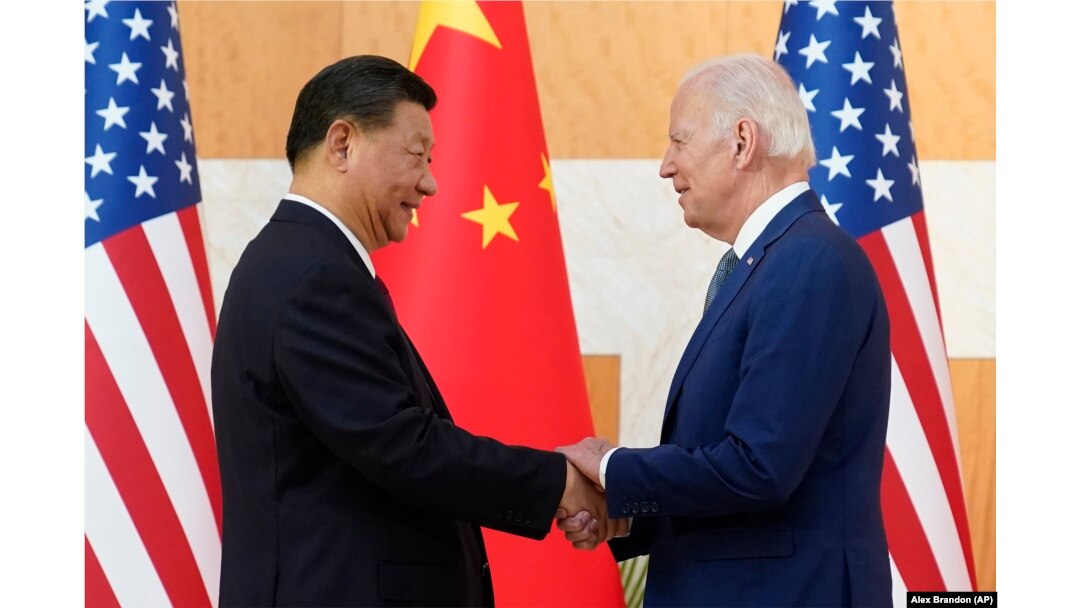 Xi Jinping și Joe Biden își strâng mâinile înainte de întâlnirea avută în marja summitului G20 de la Nusa Dua, stațiunea indoneziană de pe insula Bali, 14 noiembrie 2022.