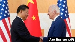 Presidenti i SHBA-së, Joe Biden, dhe presidenti kinez, Xi Jinping, duke shtrënguar duart para takimit të tyre në margjinat e takimit të samitit të G20-ës, të hënën, më 14 nëntor 2022, në Indonezi.