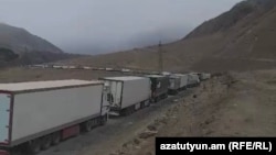 Բեռնատարներ Լարսի սահմանին, արխիվ