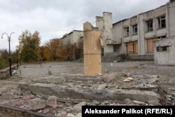 Rămășițele unui monument dedicat lui Taras Șevcenko, poetul național al Ucrainei, în Velika Oleksandrivka.