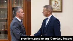 Ambasadorul Marii Britanii la Chișinău (d), Steven Fisher, și liderul republicii nerecunoscute transnistrene (s), Vadim Krasnoselski, 2022