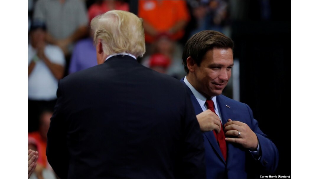 Ron DeSantis se pregătește să vorbească în timpul unui miting de campanie alături de Donald Trump, Florida, 31 octombrie 2018.