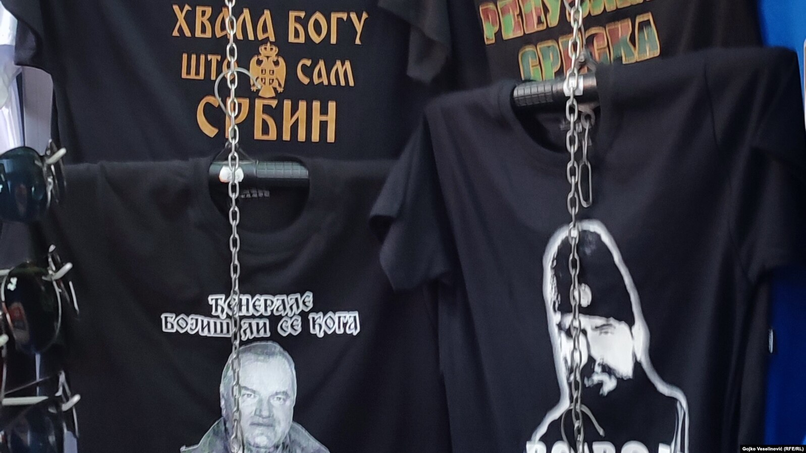 Na prodaju su majice s likovima komandanta Vojske Republike Srpske osuđenog za genocid i druge ratne zločine Ratka Mladića i četničkog vojvode Momčila Đujića