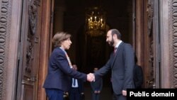 Armenian Foreign Minister Ararat Mirzoyan meets with French Foreign Minister Catherine Colonna in Paris, France. Nov. 11, 2022.