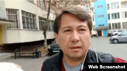 Активист Асет Абишев на кадре из видео