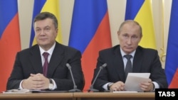 Yanukovych (left) and Putin meeting in Moscow in October, 2012.