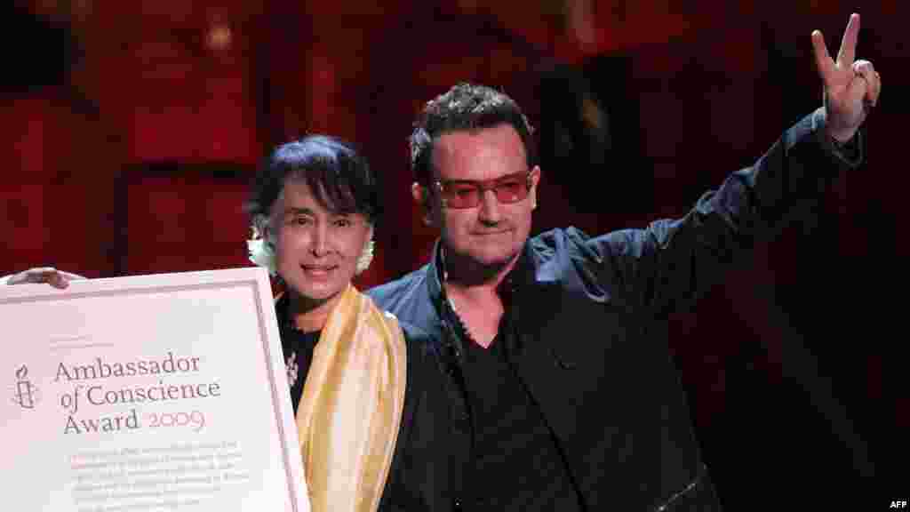 Irska - Burmanski opozicioni vođa, Aung San Suu Kyi i irski pjevač Bono, koji joj je uručio specijalnu nagradu u Dublinu, 18. juni 2012. Foto: AFP / Peter Muhly 