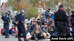 Policija BiH ne dozvoljava migrantima da pređu granični prijelaz Izačić kod Bihaća i uđu u Hrvatsku