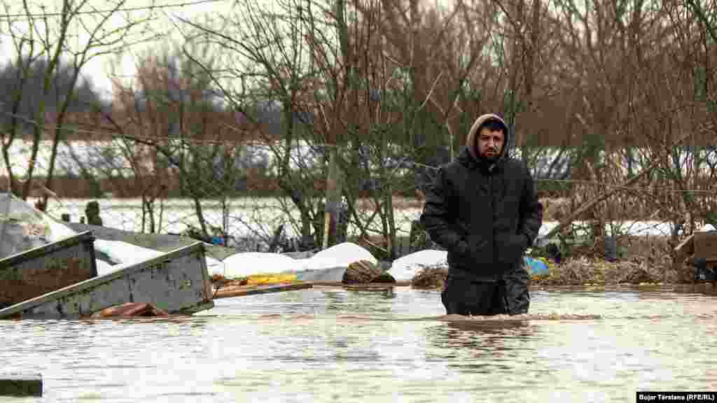 Një banor i fshatit Lepinë të Komunës së Graçanicës, ecën nëpër ujë. Reshjet e shiut dhe borës shkaktuan vërshime në shumë pjesë të Kosovës.