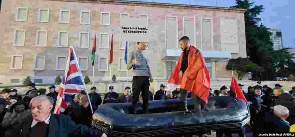 Ispred zgrade Vlade Albanije demonstranti su postavili gumeni čamac, koji simbolizuje migraciju Albanaca.