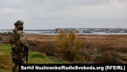Вигляд на лівий берег області за зруйнованим Антонівським мостом на Херсонщині, 13 листопада 2022 року