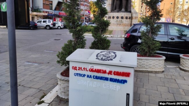 Grafiti koji su se u centru Severne Mitrovice pojavili 13. novembra.