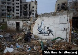 Printre cele mai cunoscute opere de artă din acest război au fost graffiti-urile artistului anonim Banksy care au apărut, peste noapte, în mai multe locații din Ucraina.