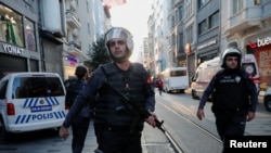 Policajci na mjestu u blizini eksplozije u Istanbulu, 13. novembar 2022.