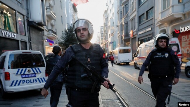 Policajci na mjestu u blizini eksplozije u Istanbulu, 13. novembar 2022.