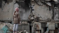 Un graffiti a artistului Banksy este văzută pe zidul unei clădiri distruse din orașul ucrainean Borodianka, care a fost ocupat de Rusia până în aprilie, Imagine din 12 noiembrie 2022. REUTERS/Gleb Garanich 