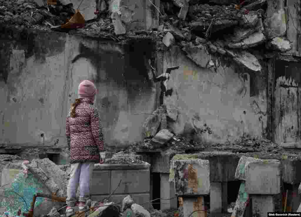 Засега не са известни никакви подробности около пребиваването на уличния артист в Украйна. Още в началото на руската инвазия Banksy продаде на търг стара своя рисунка от войната в Ирак за 106 000 долара, които дари на детска болница в Киев.