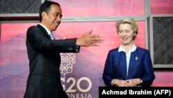Ինդոնեզիայի նախագահ Ջոկո Վիդոդոն ողջունում է G20-ի գագաթնաժողովին մասնակցելու նպատակով Բալի ժամանած Եվրահանձնաժողովի նախագահ Ուրսուլա ֆոն դեր Լայենին, 14-ը նոյեմբերի, 2022թ. 