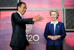 Президент Индонезии Джоко Видодо и глава Еврокомиссии Урсула фон дер Ляйен перед саммитом. Бали, 14 ноября 2022 года