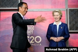 Президент Индонезии Джоко Видодо и глава Еврокомиссии Урсула фон дер Ляйен перед саммитом. Бали, 14 ноября 2022 года