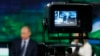 Ruski predsjednik Vladimir Putin na ekranu kamere televizijskog kanala "Russia Today" u Moskvi, Rusija.