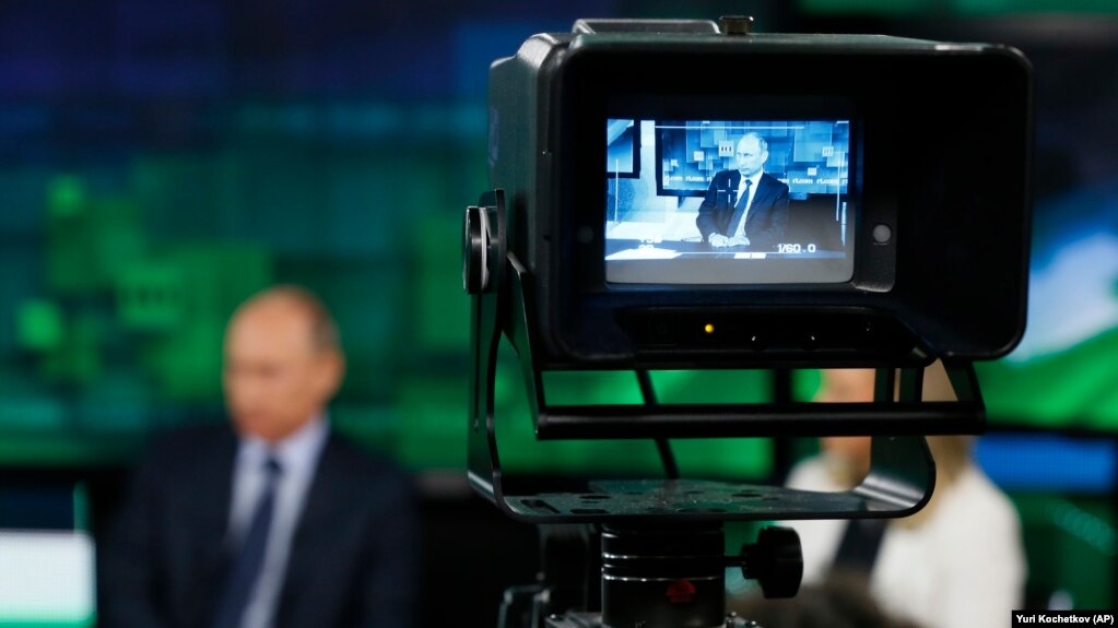 Ruski predsjednik Vladimir Putin na ekranu kamere televizijskog kanala "Russia Today" u Moskvi, Rusija.