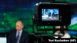 Vladimir Putin, predsednik Rusije, okom kamere "Russia Today", prilikom gostovanja u centrali te medijske kuće u Moskvi 11. juna 2013.
