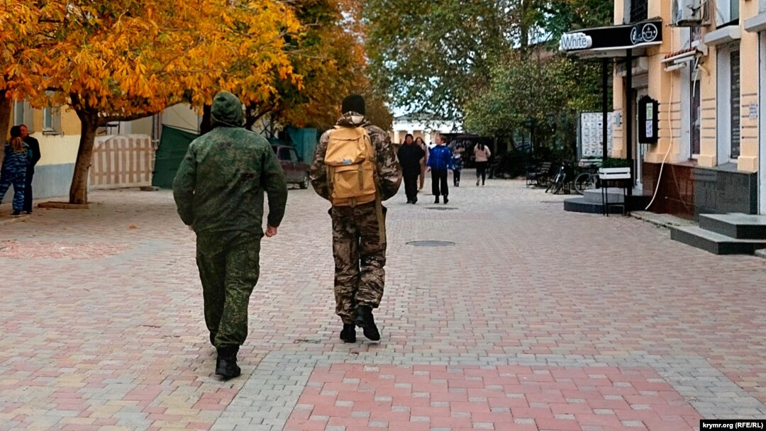 Российские военные на одной из улиц Феодосии, ноябрь 2022 года
