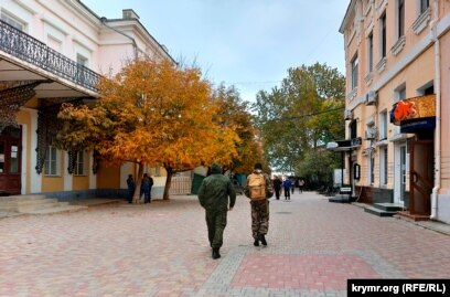 Феодосия: полупустые улицы, военные РФ, ноябрьские розы и коты (фоторепортаж)