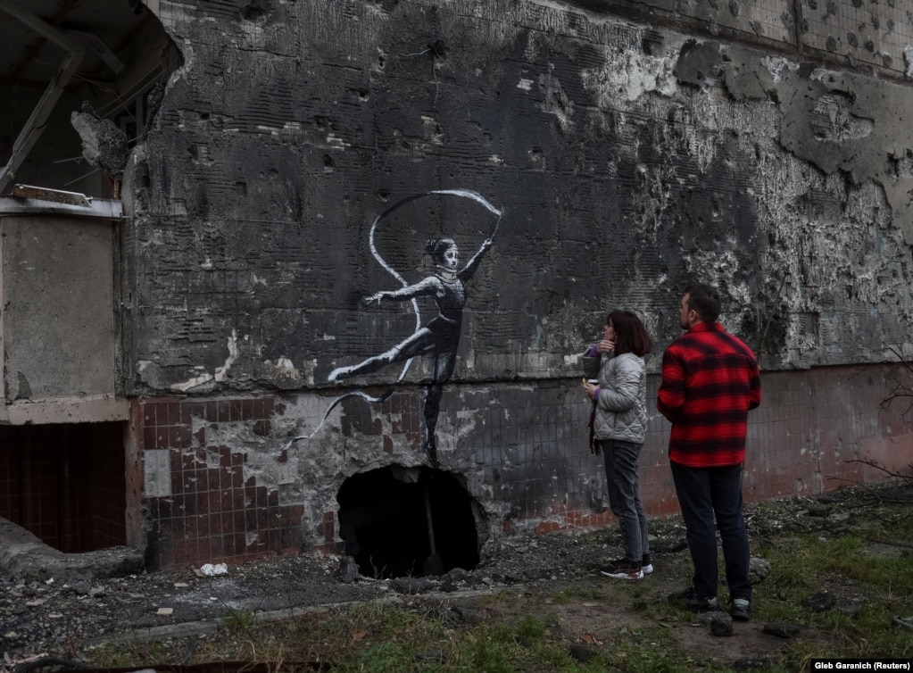 Графит с гумнастичка, която този път развява лента, се появи и в друг малък град в покрайнините на Киев, който преживя руска окупация - Ирпен. Заедно с Бородянка и Буча, тези населени места се оказаха пълни със следи за масови убийства и мъчения, които започнаха да се разследват от украинските валсти след оттеглянето на руската армия.
