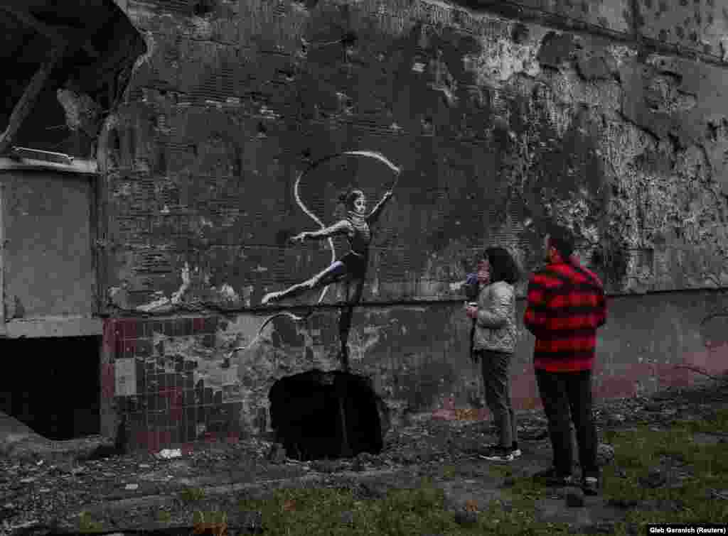 A tornászlányt szalaggal ábrázoló graffitit Irpiny egyik romos épületének falán szintén sokan Banksy alkotásának vélik, bár a művész ezt eddig nem erősítette meg