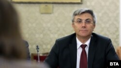 Лидерът на ДПС Мустафа Карадайъ по време на срещата с БСП за бюджета.