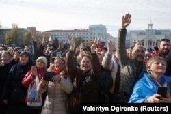 Жителі Херсона під час візиту президента України Володимира Зеленського після відступу російських військ з міста, 14 листопада 2022 року