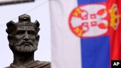 Spomenik caru Lazaru i srpska zastava u Severnoj Mitrovici, Kosovo 