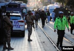 Poliția și forțele de securitate asigură perimetrul după o explozie pe strada pietonală Istiklal din Istanbul, Turcia, 13 noiembrie 2022.