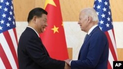 Președintele SUA, Joe Biden (dreapta), și președintele chinez Xi Jinping, înainte de întâlnirea bilaterală de la summitul G20