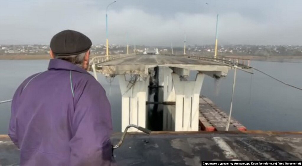 Whole sections of the Antonivskiy Bridge appear to be missing.